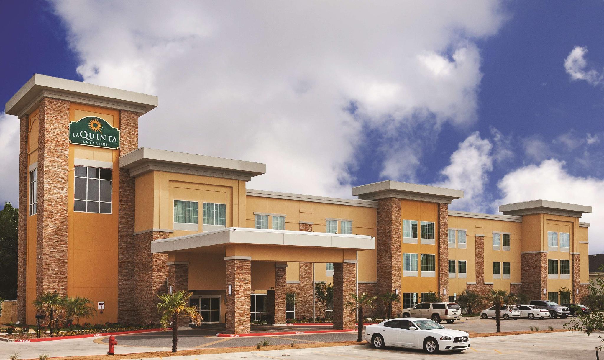 La Quinta By Wyndham Beeville Exterior photo
