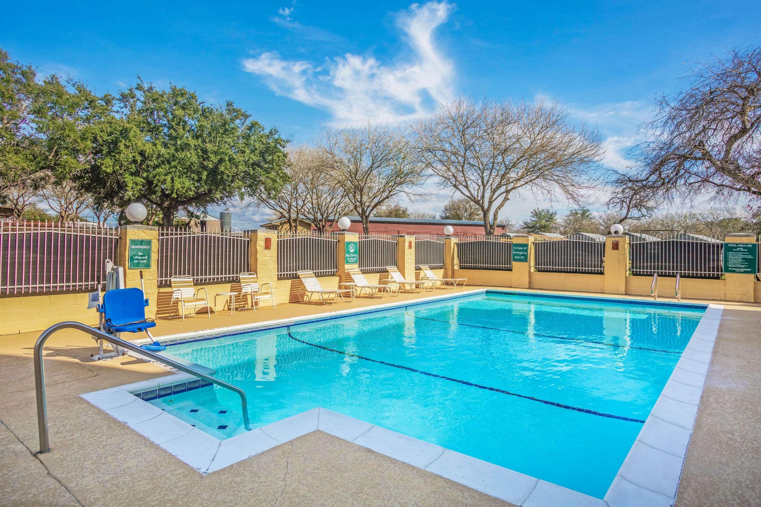 La Quinta By Wyndham Beeville Exterior photo
